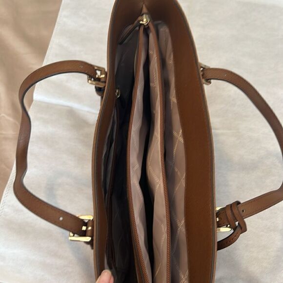 Michael Kors brown leather handbag lots of pockets roomy and adjustable handles - Picture 10 of 16